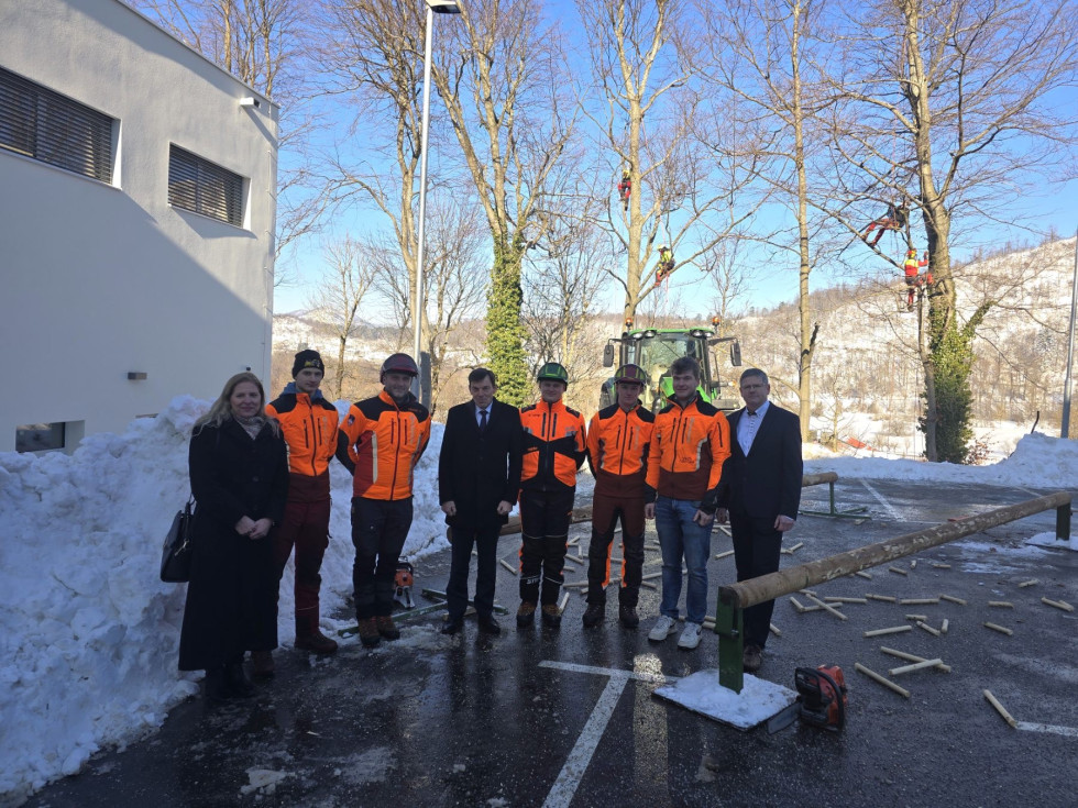 Minister za vzgojo in izobraževanje dr. Vinko Logaj pred srednjo šolo v Postojni, skupaj z dijaki