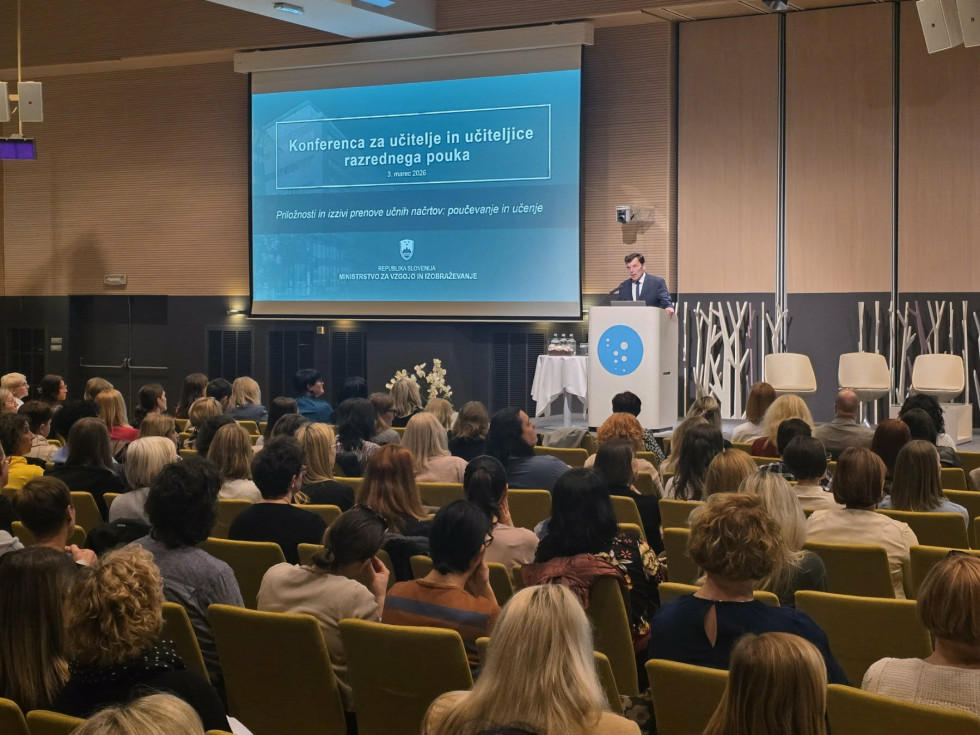 Minister Logaj pred dvorano, polno učiteljev