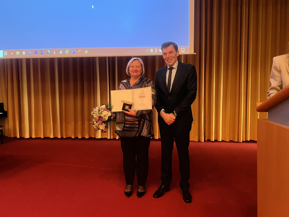 Minister dr. Vinko Logaj z dobitnico častnega priznanja Primus dolgoletno predsednico Zveze srednjih šol ter direktorico Šolskega centra Ljubljana Nives Počkar.