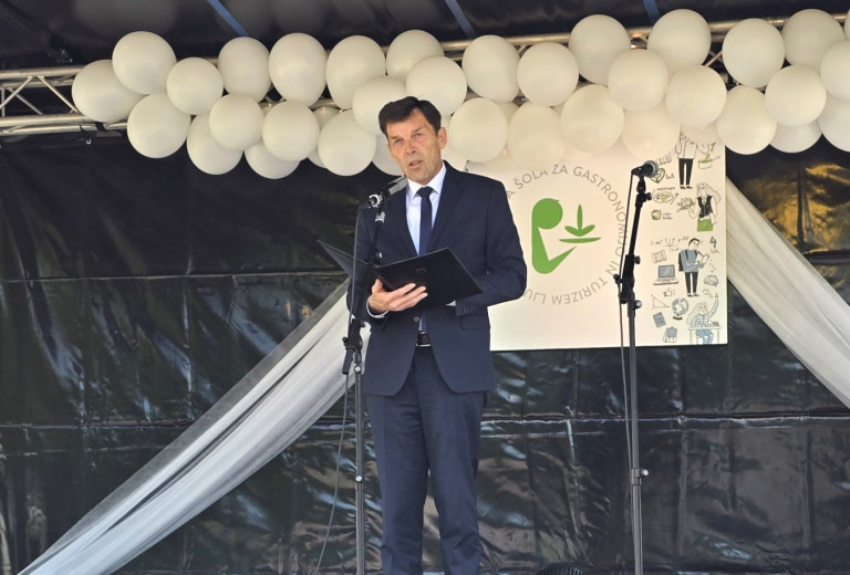 Minister Logaj na 80. obletnici Srednje šole za gastronomijo in turizem v Ljubljani
