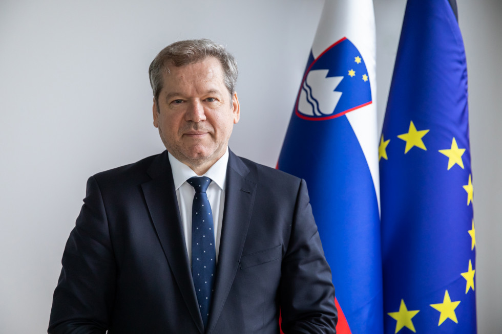 Portretna fotografija ministra dr. Igorja Papiča.