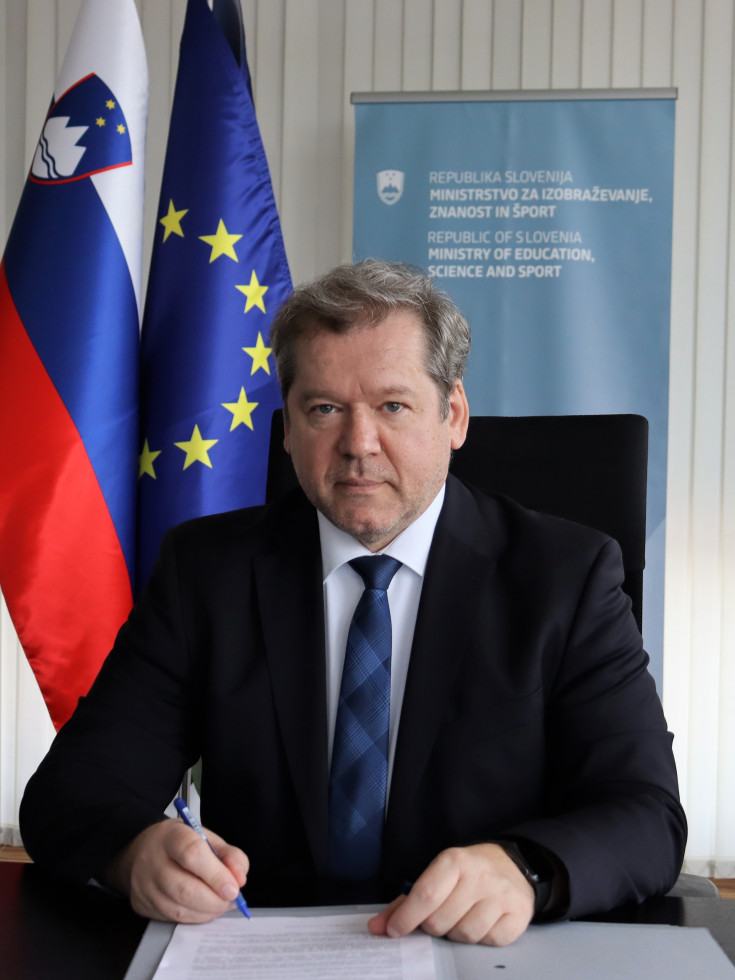 Minister dr. Papič ob podpisovanju skupne izjave. 