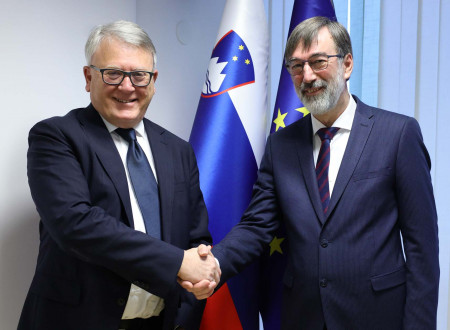 Rokovanje evropskega komisarja za delo in socialne pravice Nicolasa Schmita in ministra dr. Daria Felde pred sestankom.
