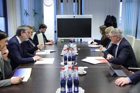 Delovni sestanke ministra Felde z evropskim komisarjem Schmitom.