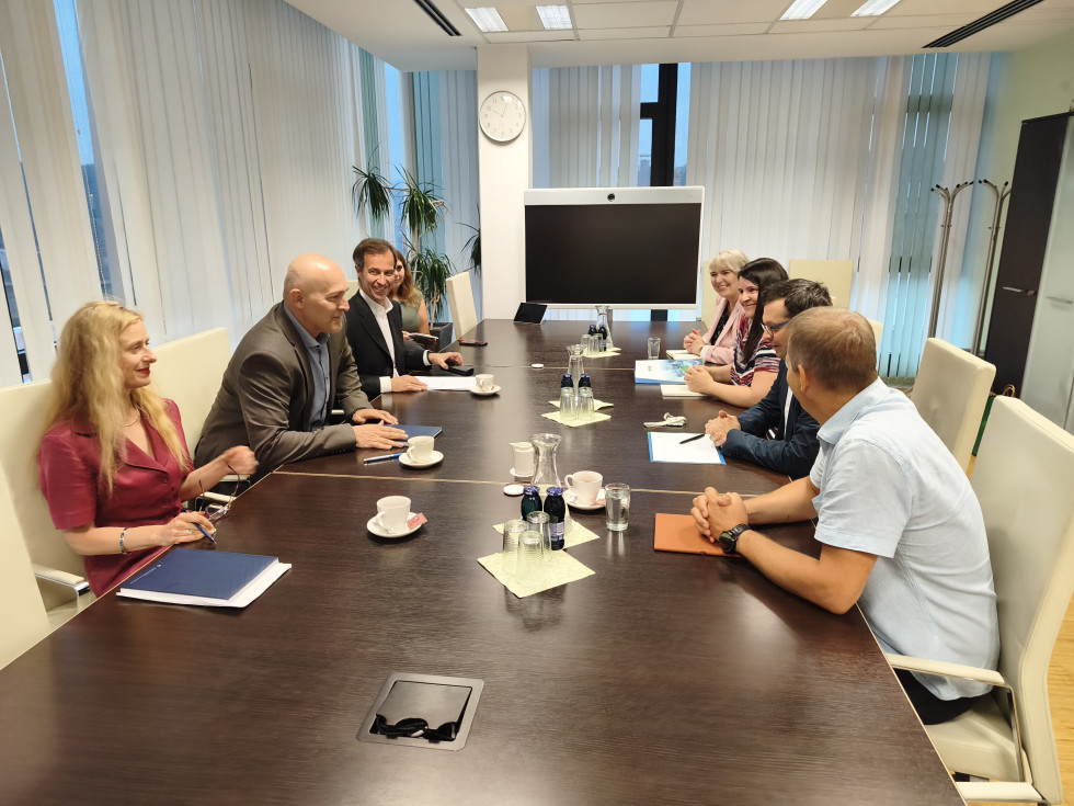 Predstavniki ministrstva in znanstvenoraziskovalnih inštitutov na spoznavnem srečanju za konferenčno mizo.
