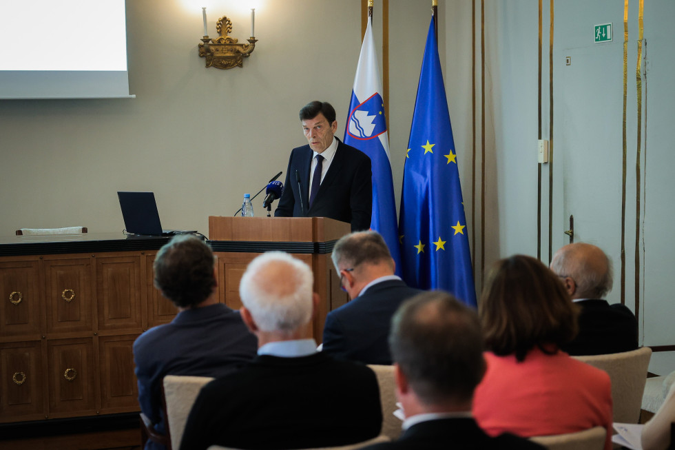 Minister za vzgojo in izobraževanje dr. Vinko Logaj v dvorani SAZU med nagovorom