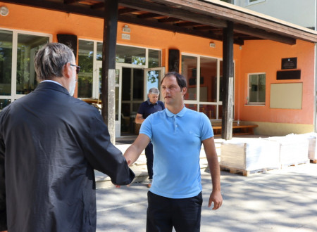 Minister Darjo Felda se rokuje z ravnateljem osnovne šole Komenda Moste