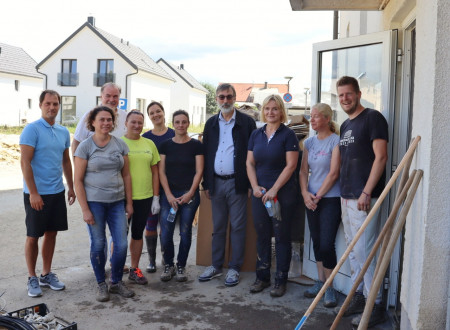 Skupinska slika ministra za vzgojo in izobraževanje in strokovnega kadra osnovne šole Komenda Moste na čistilni akciji