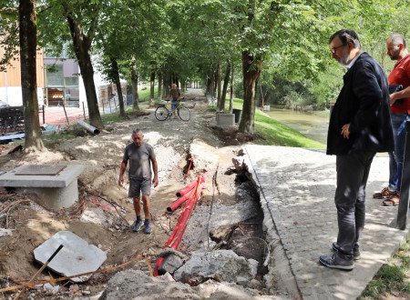 Minister Darjo Felda pred poškodovano makadamsko potjo do osnovne šole v Mengšu