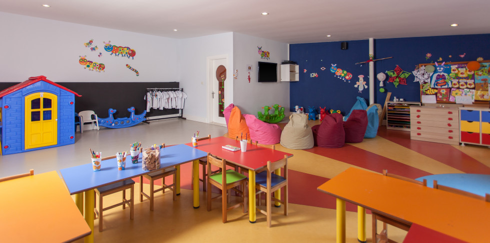 Igralnica pohištvom živahnih barv, prilagojena manjšim otrokom. V igralnici je tudi modra igralna hiška, manjša gugalnica, na stenah so narisane barvne gosenice. 