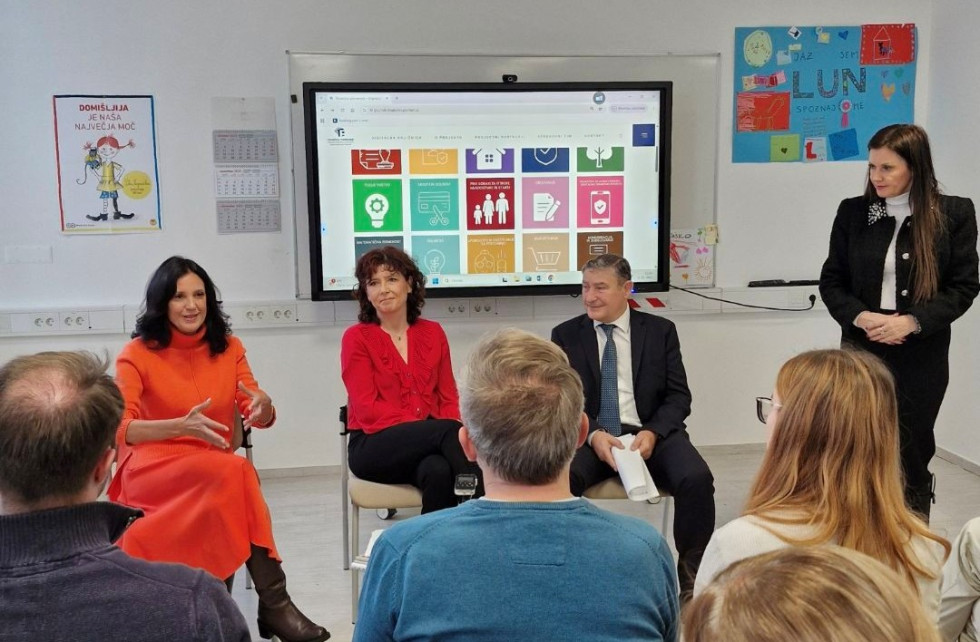 Andrej Sotošek na novinarskem dogodku v učilnici