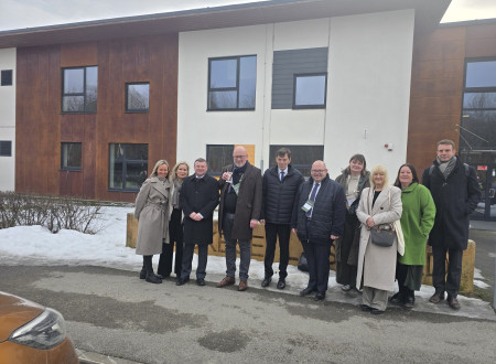 Predstavniki estonske šole skupaj z ministrom stojijo na ulici