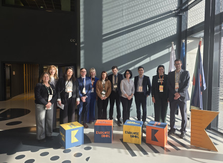 Dr. Vinko Logaj na obisku šole v Talinu, skupaj s predstavniki šole v avli šole