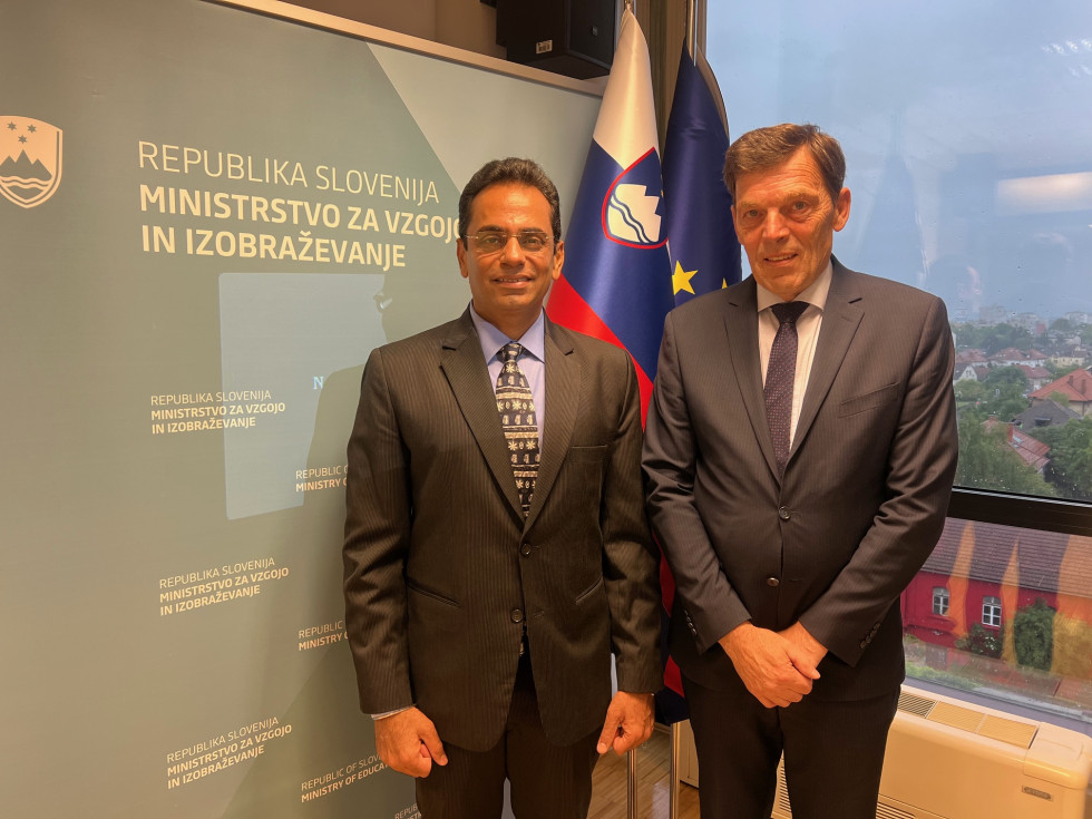 Indoijski veleposlanik in minister za vzgojo in izobraževanje v prostorih ministrstva