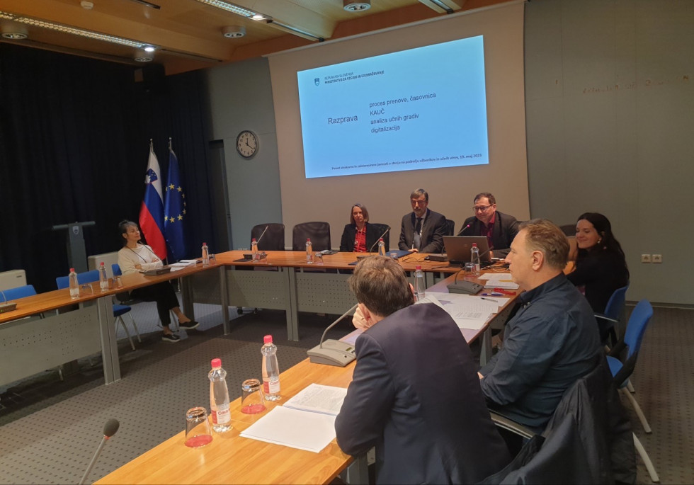 Udeleženci posveta na Ministrstvu za vzgojo in izobraževanje