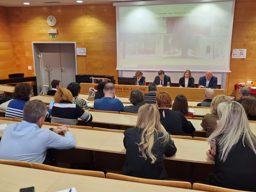 Minister v dvorani med posvetom z ravnatelji 