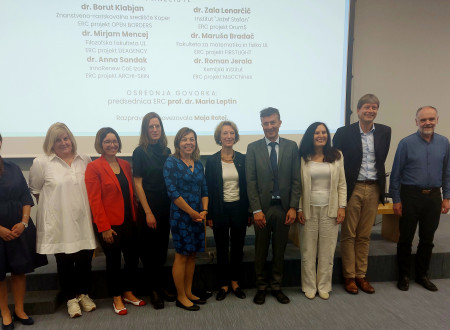 Skupinska fotografija panelistov na Fakulteti za družbene vede.