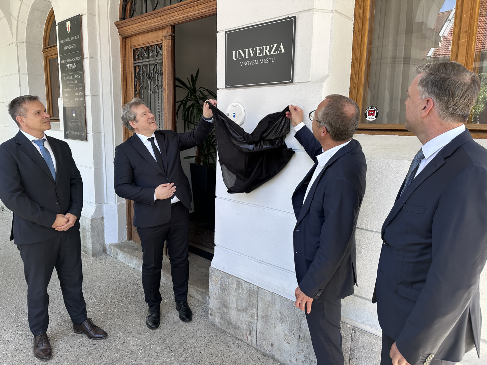 Minister Papič in v. d. rektor Povh odkrivata tablo z napisom Univerza v Novem mestu.