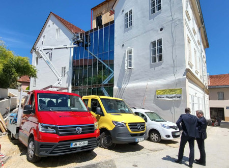 Gradbišče ob stavbi Narodnega doma z dvigalom, kjer potekajo obnovitvena dela.