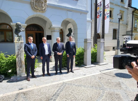 Minister Papič, državni sekretar Kodrič, župan Macedoni in vršilcem dolžnosti rektorja prof. dr. Povh pred mestno hiši v Novem mestu.