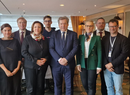 Minister Papič z udeleženci konference iz Slovenije. Skupinska fotografija s slovenskimi raziskovalkami in raziskovalci.