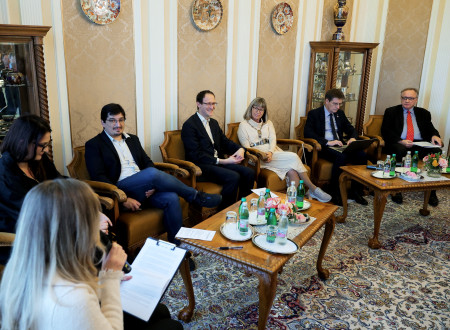 Sodelujoče in sodelujoči na okrogli mizi 30 let sodelovanja Slovenije in Francije na področju raziskovanja