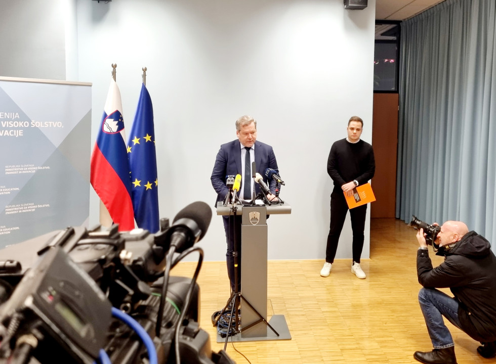 Minister Papič za govornico, v ozadju predsednik ŠOS Luka Mihalič.
