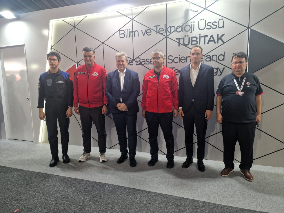 Skupinska fotografija ministra Papiča si predstavniki turške agencije TÜBİTAK v okviru dogodka Teknofest 2025.