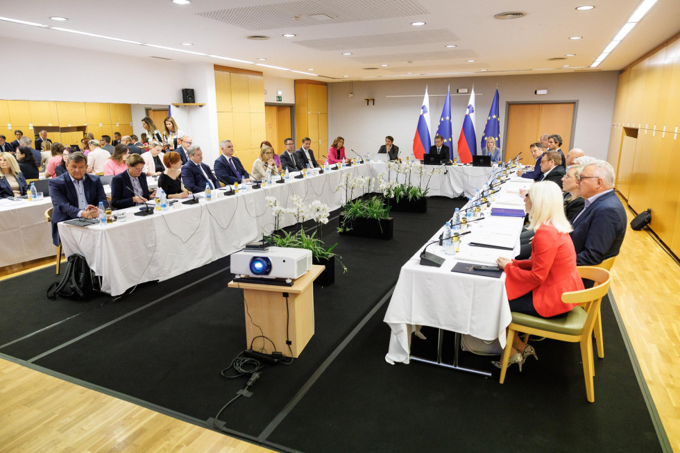Ministri in ministrice na seji vlade v Jugovzhodni Sloveniji.