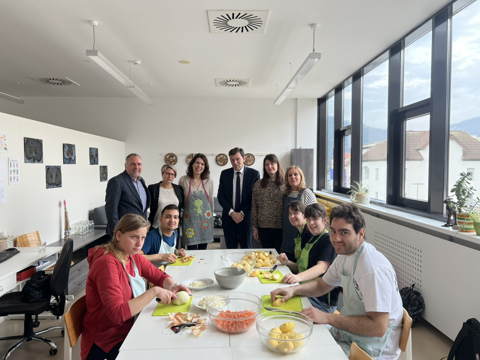 Minister Logaj na obisku na Osnovni šoli Litija.