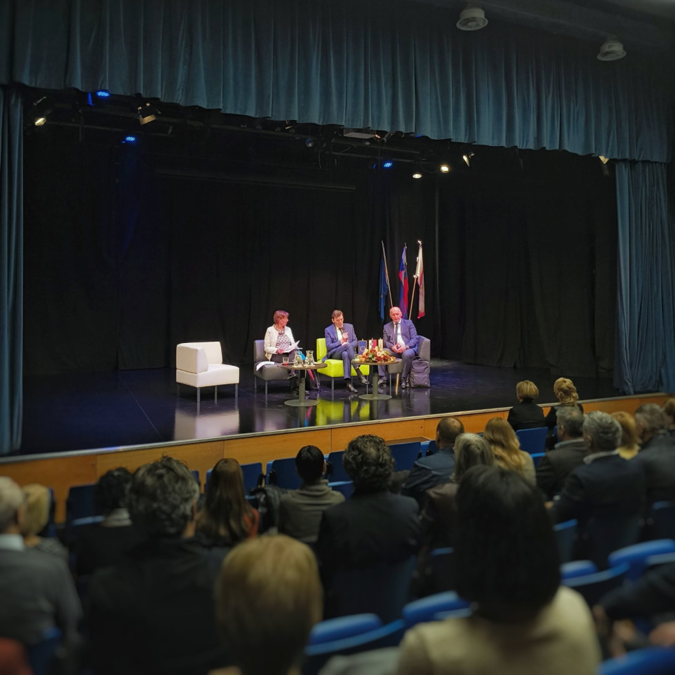 Minister Logaj na posvetu z ravnatelji.