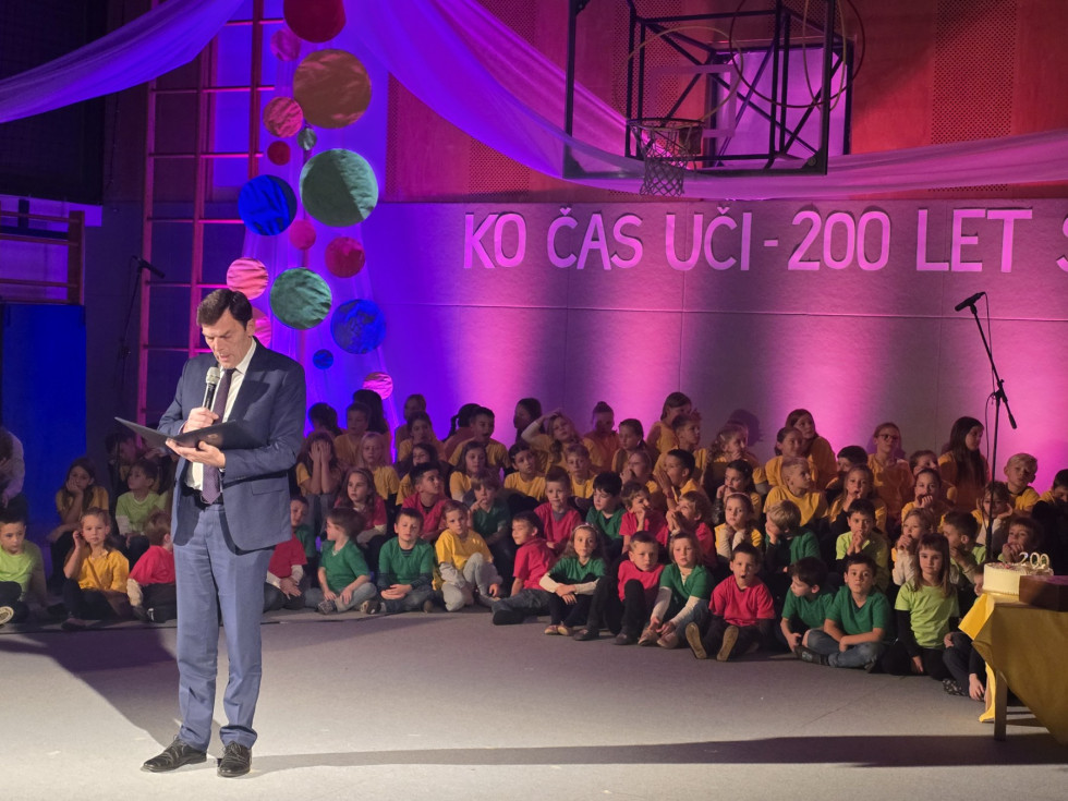 Minister nagovarja udeležence prireditve.