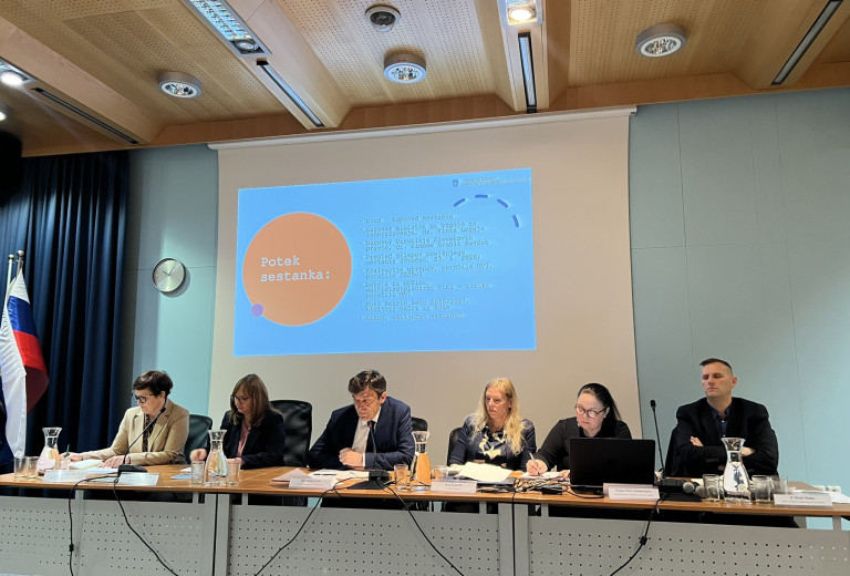 Minister Logaj z ravnatelji o podpori strokovnim delavcem šol pri vključevanju romskih učencev 