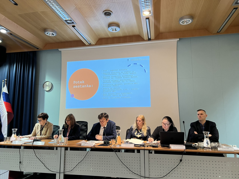 Minister nagovarja udeležence srečanja.