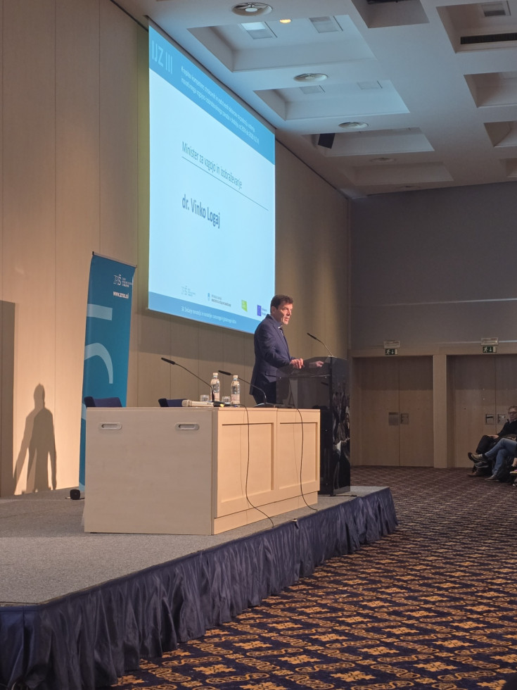 Minister nagovarja udeležence srečanja.