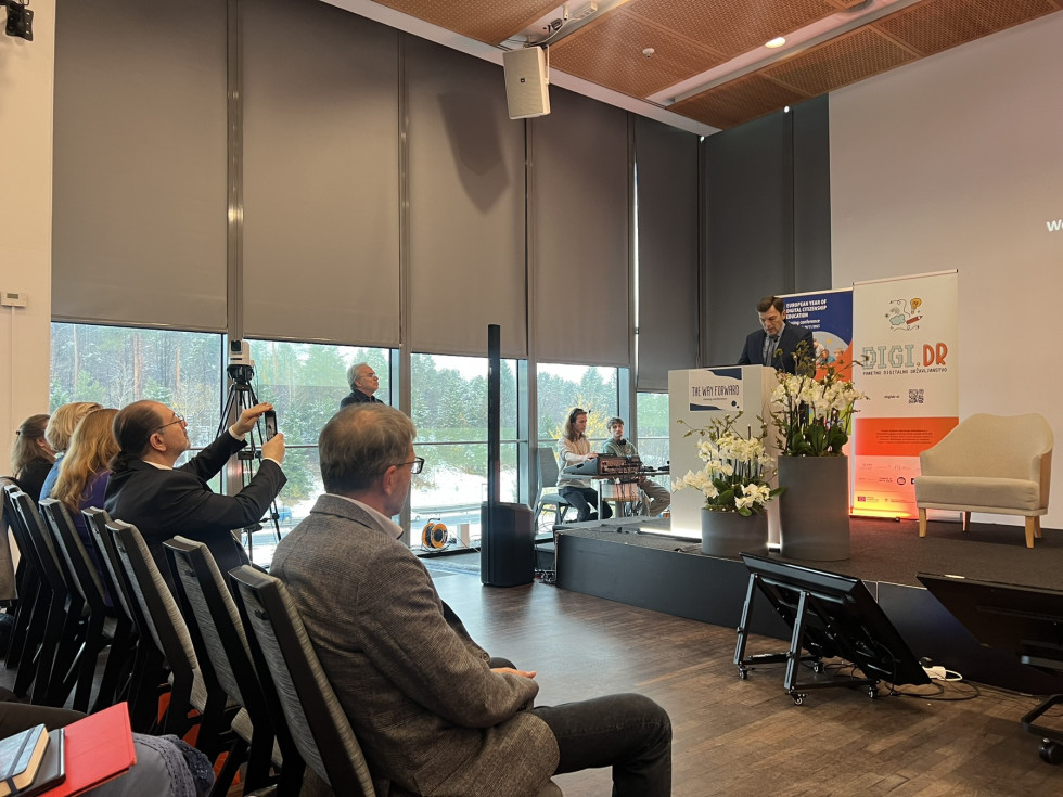 Minister nagovarja udeležence konference.