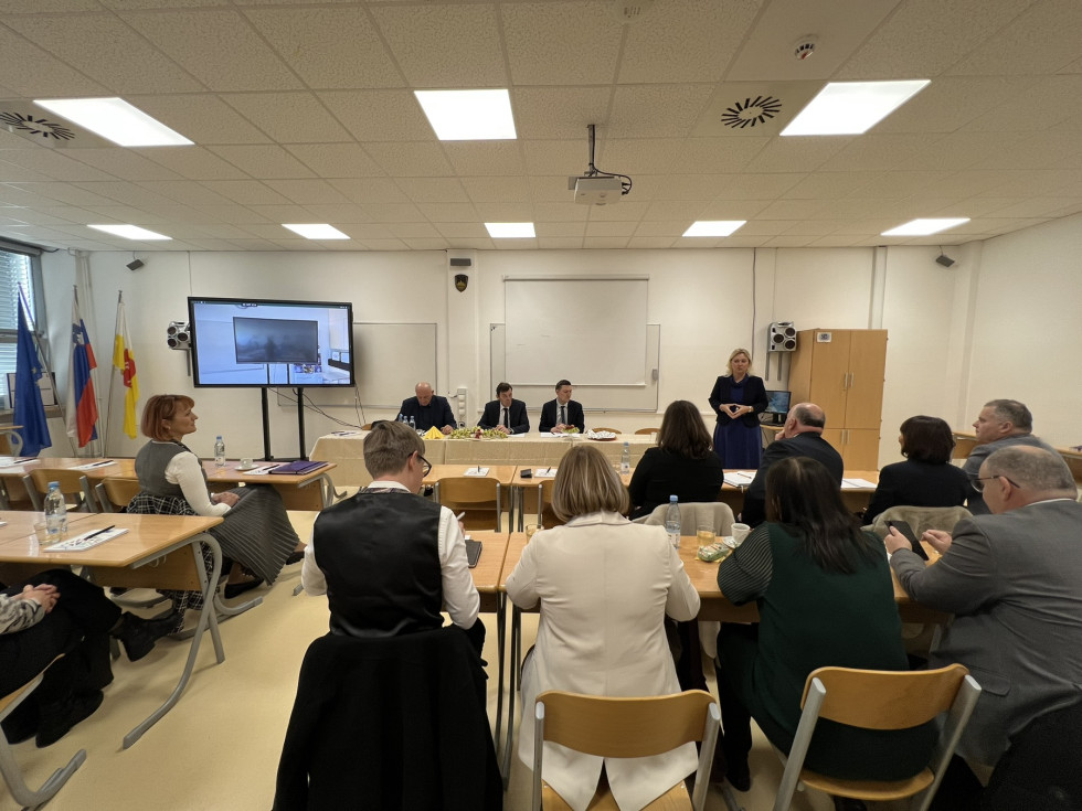 Minister na sestanku z ravnatelji.