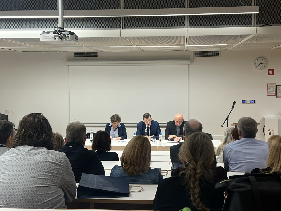 Minister na posvetu z ravnatelji.