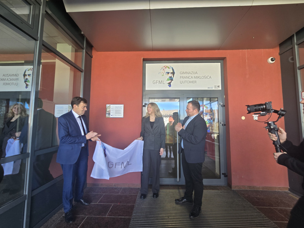 Minister odkriva tablo na Gimnaziji Franca Miklošiča Ljutomer.