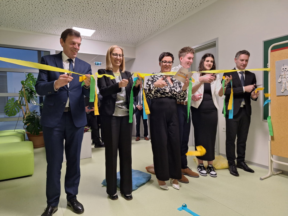 Minister Logaj in ministrica Prevolnik Rupel režeta trak na otvoritvi.