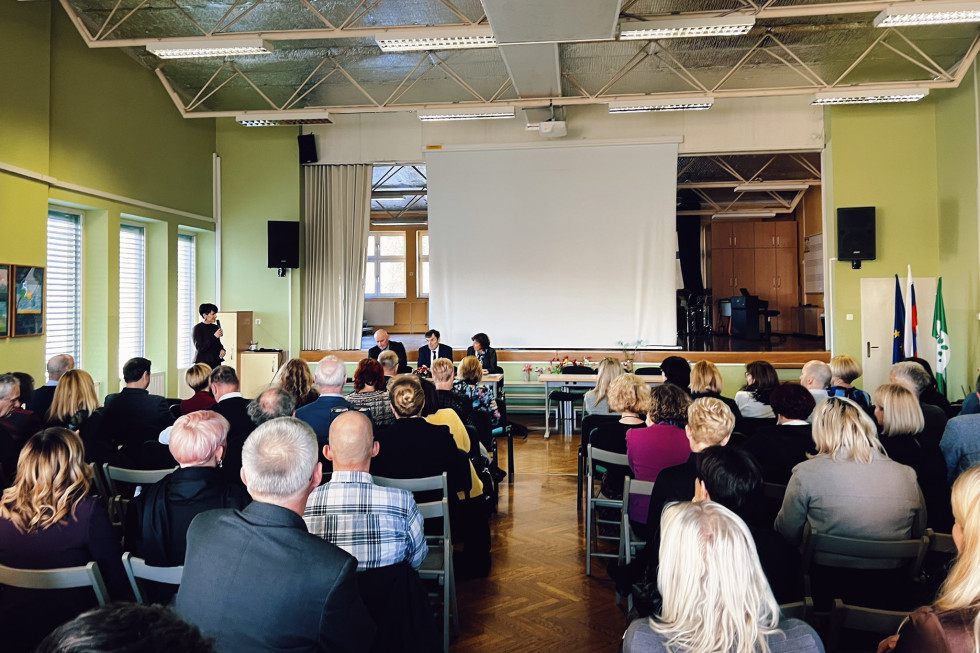 Minister na posvetu z ravnatelji.