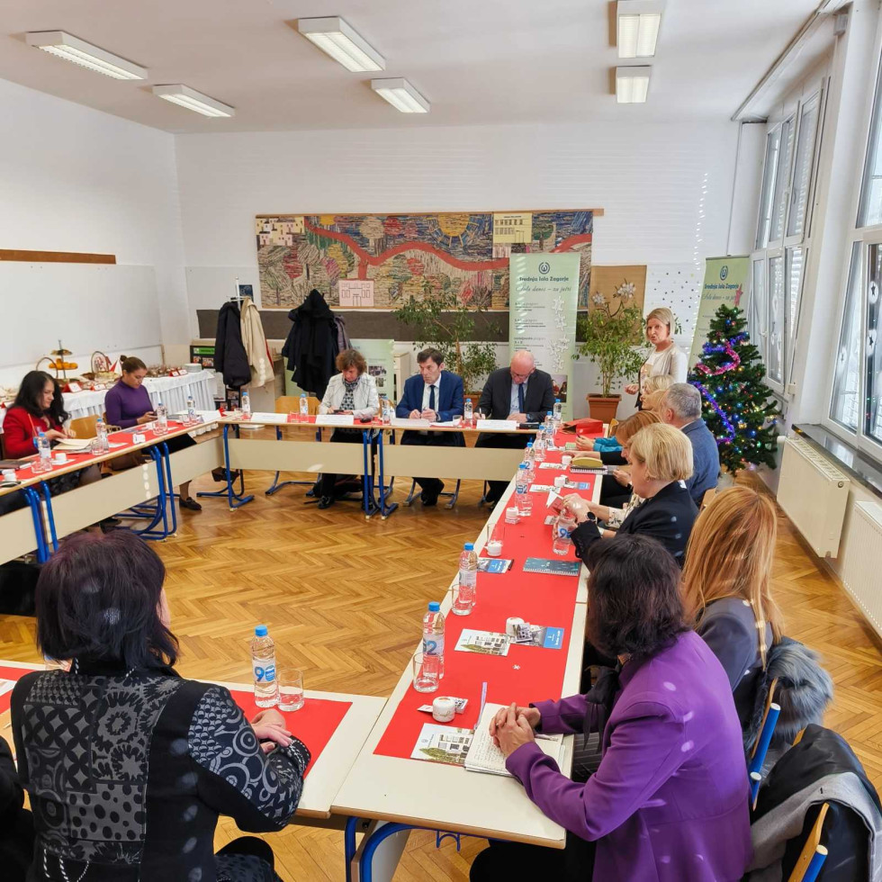 Minister na posvetu z ravnatelji.