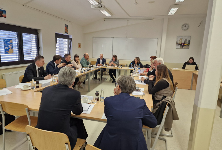 Minister z ravnatelji in dijaki srednjih šol jugovzhodne regije o ukrepih ter poteku pouka 