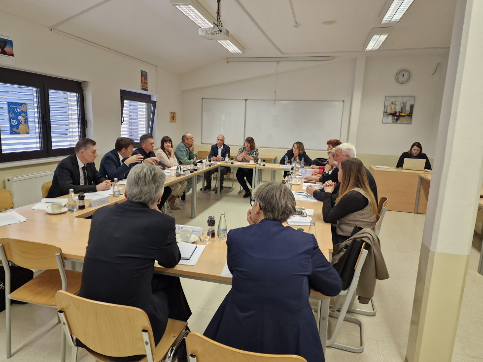 Minister na sestanku z ravnatelji srednjih šol jugovzhodne regije