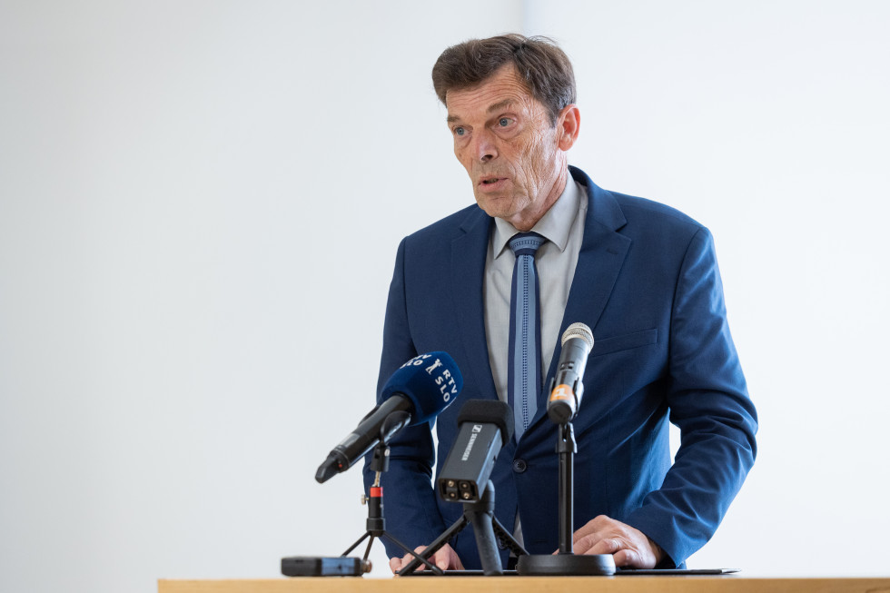Minister Logaj nagovarja prisotne na novinarski konferenci.