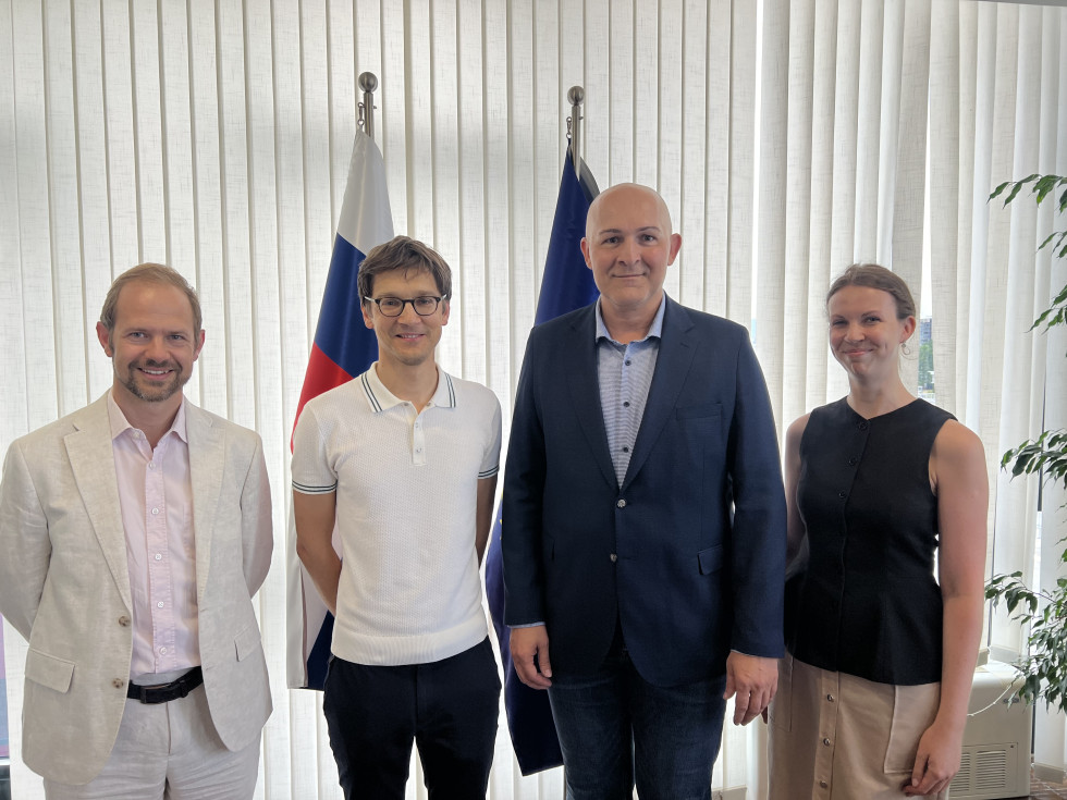 Minister Rončević z dr. Juretom Leskovcem ter sodelavcema inštituta ASEF na skupinski fotografiji.