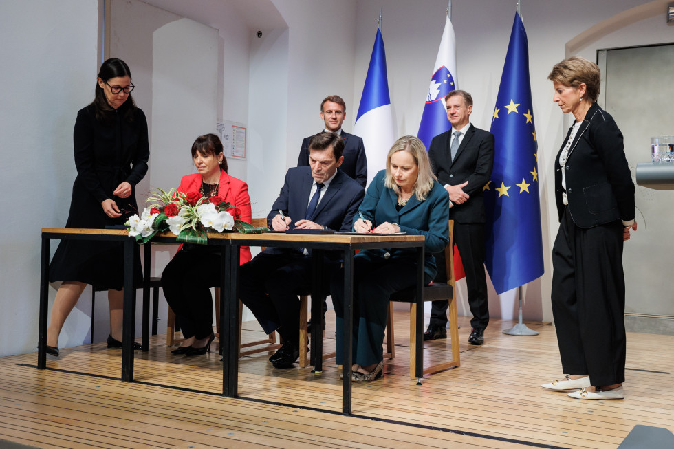 Podpis dogovora s področja izobraževanja.