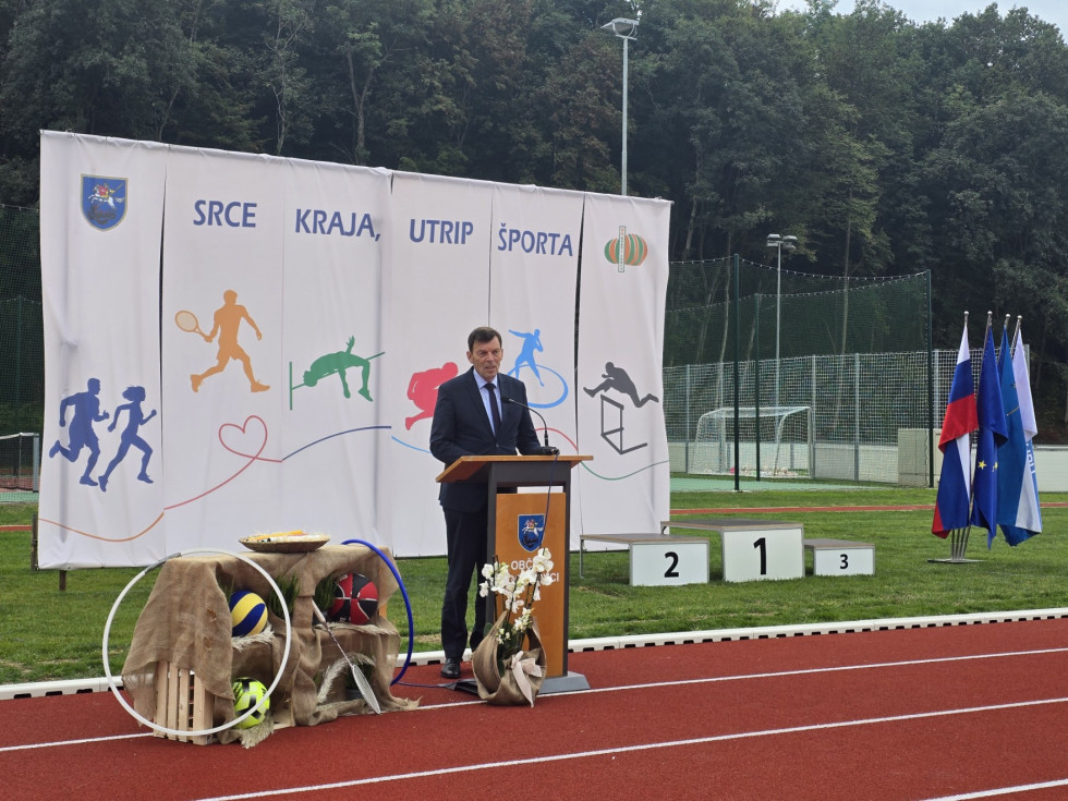 Minister Logaj nagovarja udeležence slavnostne otvoritve.