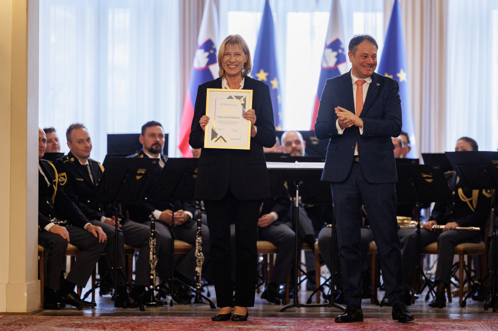 Vida Starič Holobar na podelitvi plaket za izjemne dosežke.