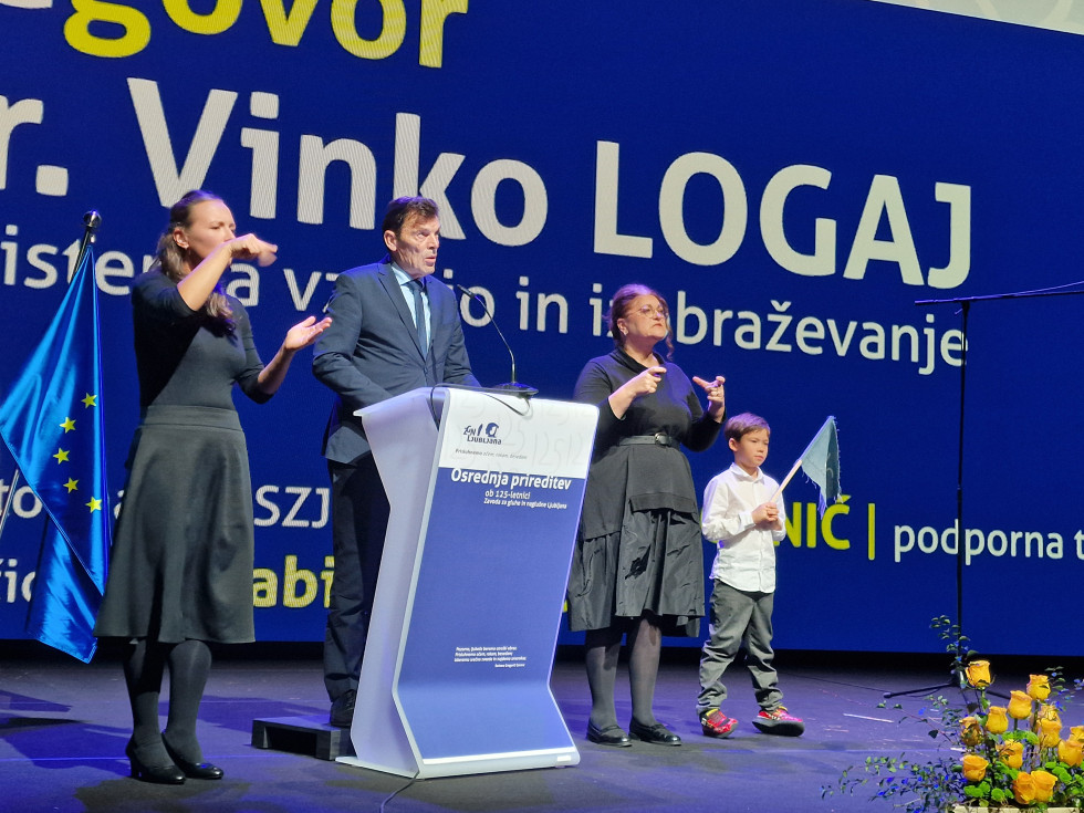 Minister nagovarja udeležence prireditve.